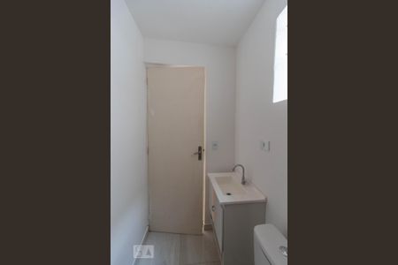 Casa para alugar com 64m², 2 quartos e sem vaga Casa para alugar com 64m², 2 quartos e sem vagaBanheiro da Suíte