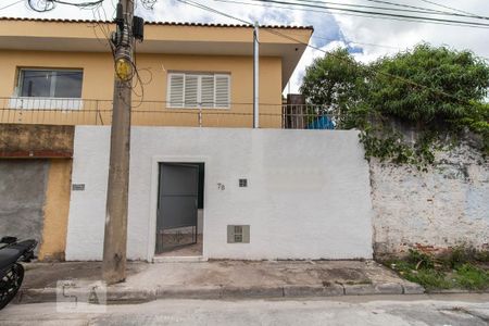 Casa para alugar com 64m², 2 quartos e sem vaga Casa para alugar com 64m², 2 quartos e sem vagaFachada