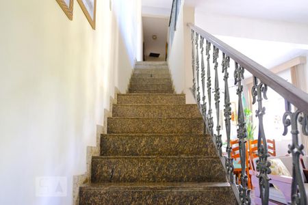 Casa à venda com 280m², 4 quartos e 2 vagasEscada para segundo andar