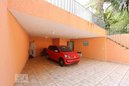 Casa à venda com 700m², 4 quartos e 6 vagas Casa à venda com 700m², 4 quartos e 6 vagasGaragem