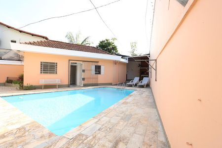 Casa à venda com 700m², 4 quartos e 6 vagas Casa à venda com 700m², 4 quartos e 6 vagasPiscina