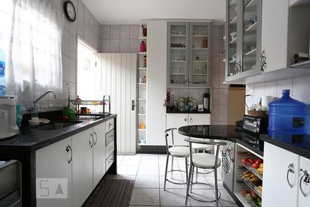 Casa à venda com 700m², 4 quartos e 6 vagas Casa à venda com 700m², 4 quartos e 6 vagasCozinha