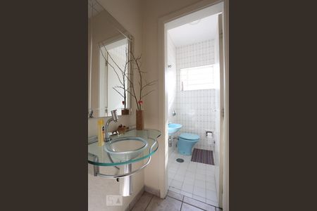 Casa à venda com 700m², 4 quartos e 6 vagas Casa à venda com 700m², 4 quartos e 6 vagasLavabo