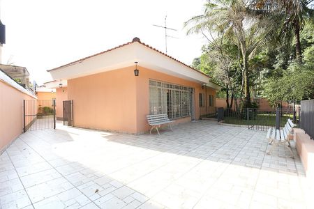 Casa à venda com 700m², 4 quartos e 6 vagas Casa à venda com 700m², 4 quartos e 6 vagasÁrea Externa