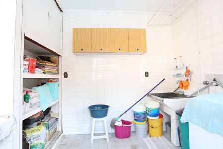 Casa à venda com 700m², 4 quartos e 6 vagas Casa à venda com 700m², 4 quartos e 6 vagasÁrea de Serviço