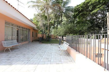Casa à venda com 700m², 4 quartos e 6 vagas Casa à venda com 700m², 4 quartos e 6 vagasÁrea Externa