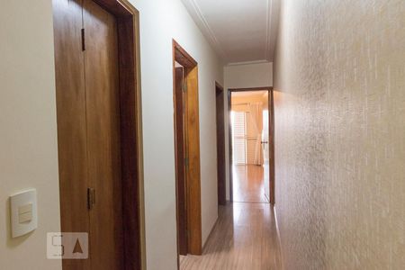 Casa à venda com 134m², 3 quartos e 2 vagasCorredor de acesso