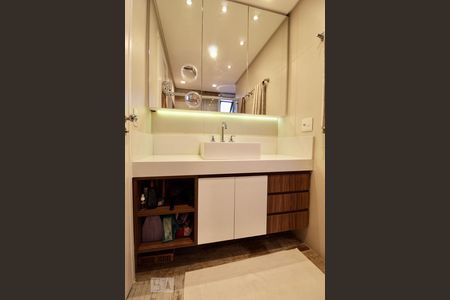 Apartamento à venda com 130m², 3 quartos e 2 vagasBanheiro da Suíte