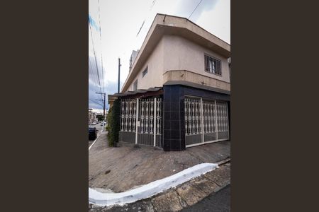 Casa à venda com 167m², 3 quartos e 2 vagas Casa à venda com 167m², 3 quartos e 2 vagasFachada