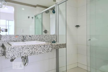 Banheiro de apartamento à venda com 1 quarto, 30m² em Pampulha, Belo Horizonte