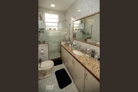 Casa à venda com 254m², 3 quartos e 1 vagaBanheiro