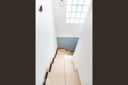 Casa à venda com 320m², 3 quartos e 2 vagasEscada