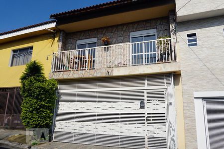 Casa à venda com 200m², 4 quartos e 2 vagas Casa à venda com 200m², 4 quartos e 2 vagasFachada