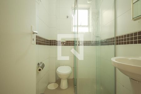 Banheiro de kitnet/studio para alugar com 1 quarto, 28m² em Floresta, Porto Alegre