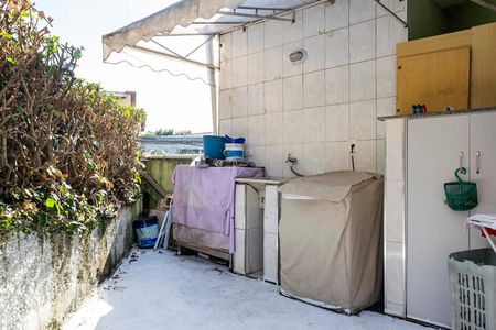 Casa à venda com 400m², 3 quartos e 4 vagasFundos - Área de serviço