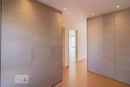 Closet Suíte 1 de apartamento para alugar com 2 quartos, 169m² em Itaim Bibi, São Paulo