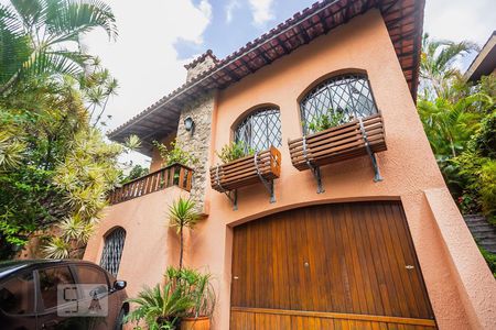 Casa à venda com 300m², 4 quartos e 5 vagasFachada