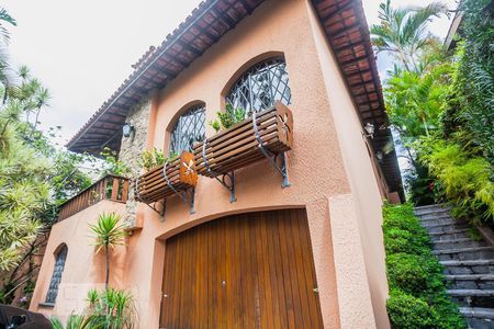 Casa à venda com 300m², 4 quartos e 5 vagasFachada