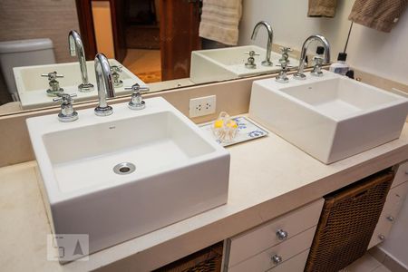 Casa à venda com 300m², 4 quartos e 5 vagasBanheiro dos quartos