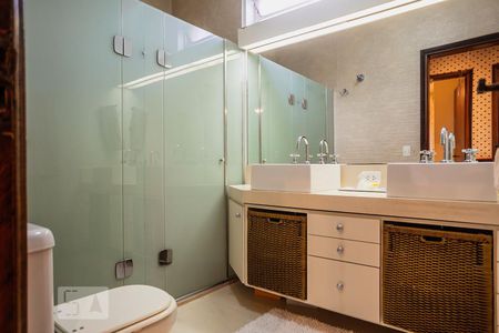 Casa à venda com 300m², 4 quartos e 5 vagasBanheiro dos quartos