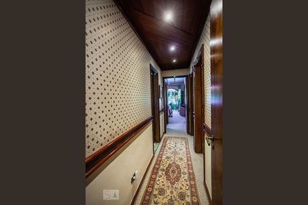 Casa à venda com 300m², 4 quartos e 5 vagasCorredor dos quartos