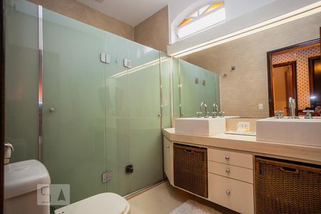 Casa à venda com 300m², 4 quartos e 5 vagasBanheiro dos quartos