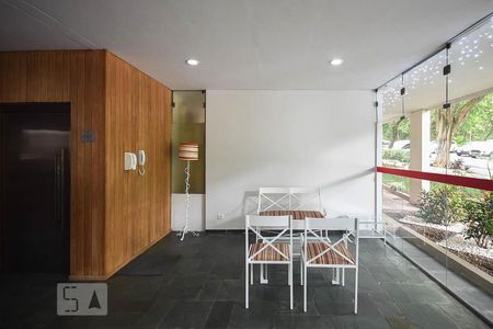 Apartamento para alugar com 74m², 2 quartos e 1 vaga Apartamento para alugar com 74m², 2 quartos e 1 vagaHall social