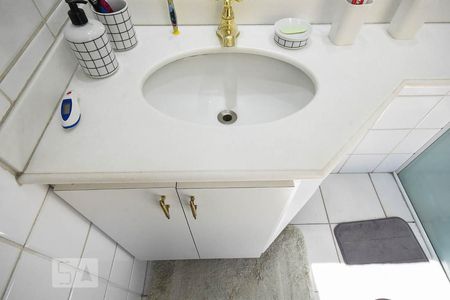 Apartamento para alugar com 74m², 2 quartos e 1 vaga Apartamento para alugar com 74m², 2 quartos e 1 vagaPia do banheiro da suíte