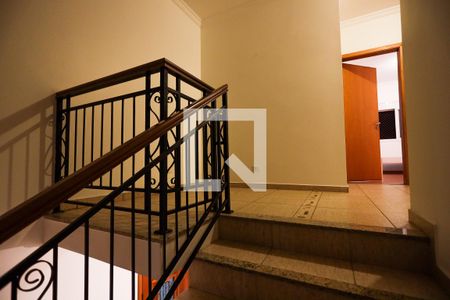 Casa de condomínio para alugar com 350m², 4 quartos e 2 vagasEscada