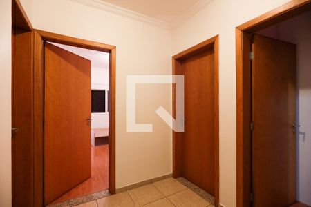 Casa de condomínio para alugar com 350m², 4 quartos e 2 vagasEscada