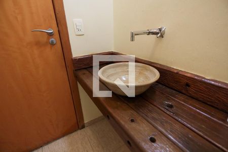 Casa de condomínio para alugar com 350m², 4 quartos e 2 vagasLavabo 