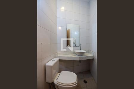 Casa de condomínio para alugar com 350m², 4 quartos e 2 vagasBanheiro de Serviço