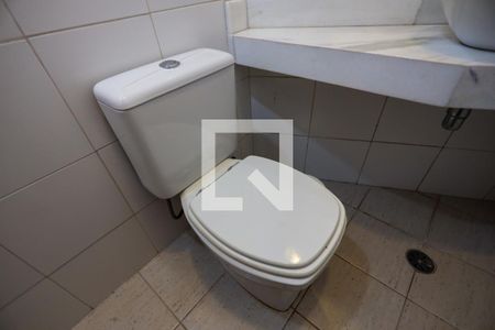 Casa de condomínio para alugar com 350m², 4 quartos e 2 vagasBanheiro de Serviço