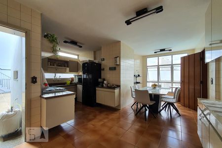 Casa para alugar com 780m², 4 quartos e 2 vagas Casa para alugar com 780m², 4 quartos e 2 vagasCozinha
