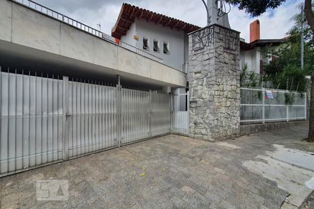 Casa para alugar com 780m², 4 quartos e 2 vagas Casa para alugar com 780m², 4 quartos e 2 vagasFachada