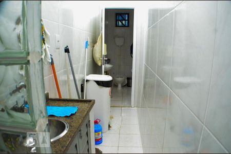 Casa para alugar com 800m², 5 quartos e 6 vagasDetalhe da área de serviço com banheiro