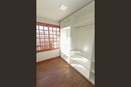 Casa à venda com 270m², 3 quartos e 3 vagas Casa à venda com 270m², 3 quartos e 3 vagasCloset da suíte