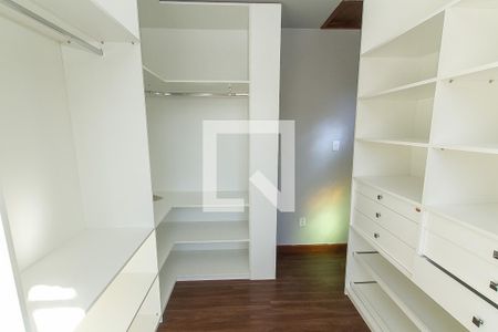 Casa à venda com 270m², 3 quartos e 3 vagas Casa à venda com 270m², 3 quartos e 3 vagasCloset da suíte