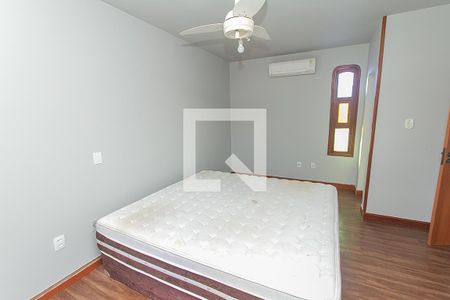 Casa à venda com 270m², 3 quartos e 3 vagas Casa à venda com 270m², 3 quartos e 3 vagasSuíte