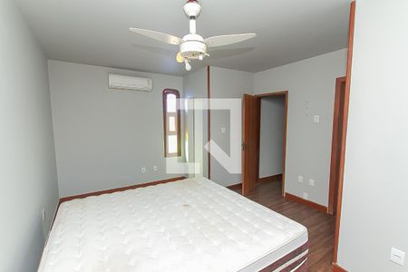 Casa à venda com 270m², 3 quartos e 3 vagas Casa à venda com 270m², 3 quartos e 3 vagasSuíte