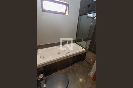 Casa à venda com 270m², 3 quartos e 3 vagas Casa à venda com 270m², 3 quartos e 3 vagasBanheiro da Suíte