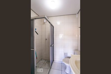 Banheiro de kitnet/studio para alugar com 1 quarto, 25m² em Medianeira, Porto Alegre