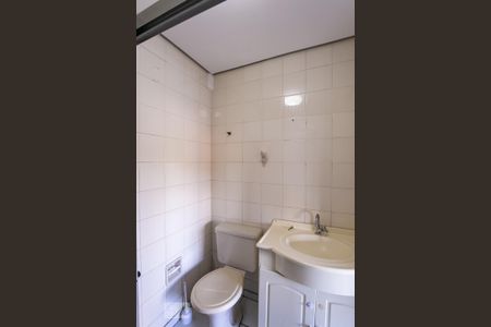 Banheiro de kitnet/studio para alugar com 1 quarto, 25m² em Medianeira, Porto Alegre