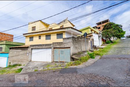 Casa para alugar com 100m², 2 quartos e sem vaga Casa para alugar com 100m², 2 quartos e sem vagaFachada