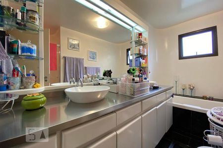 Apartamento para alugar com 250m², 4 quartos e 4 vagasBanheiro da Suíte 1