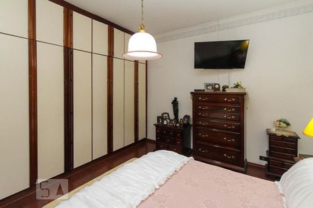 Casa à venda com 300m², 3 quartos e 3 vagas Casa à venda com 300m², 3 quartos e 3 vagasSuite