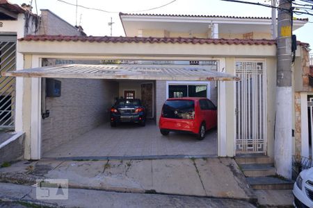 Casa à venda com 157m², 3 quartos e 3 vagas Casa à venda com 157m², 3 quartos e 3 vagasFachada