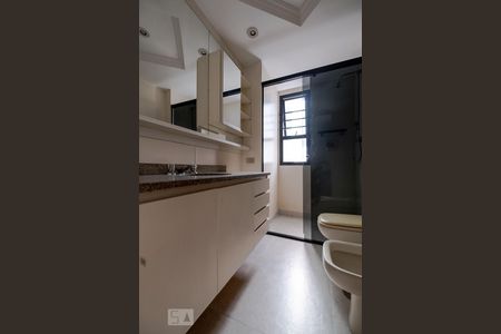 Apartamento para alugar com 296m², 4 quartos e 4 vagasBanheiro dos Quartos 1 e 2