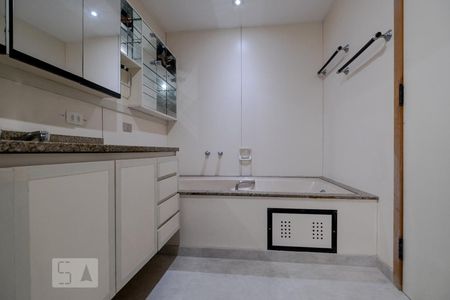 Apartamento para alugar com 296m², 4 quartos e 4 vagasBanheiro da Suíte 2