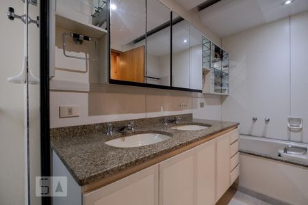 Apartamento para alugar com 296m², 4 quartos e 4 vagasBanheiro da Suíte 2
